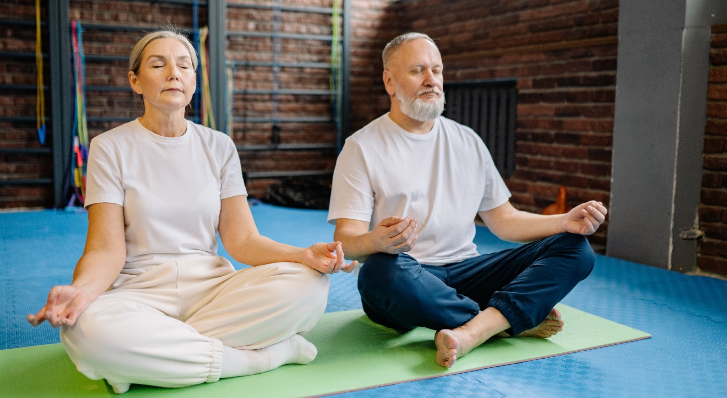 couple sénior pratiquant le yoga