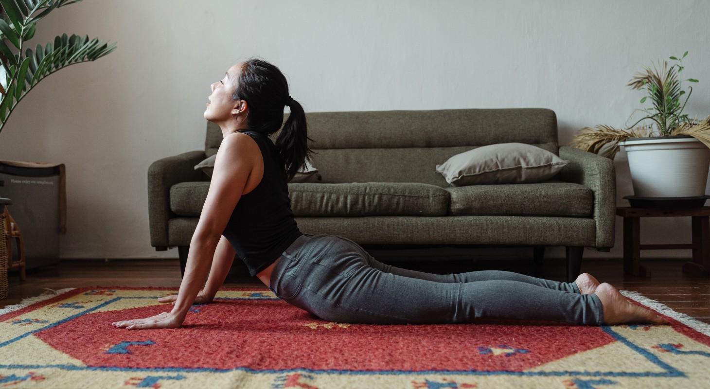 jeune femme réalisant la posture de yoga : le cobra